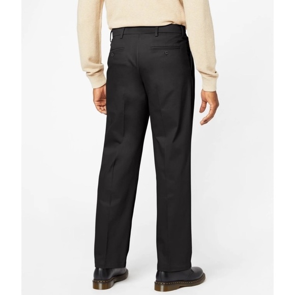 DOCKERS • Black Flex Comfort Waistband Relaxed Fit Signature Khaki Pants - Picture 4 of 5